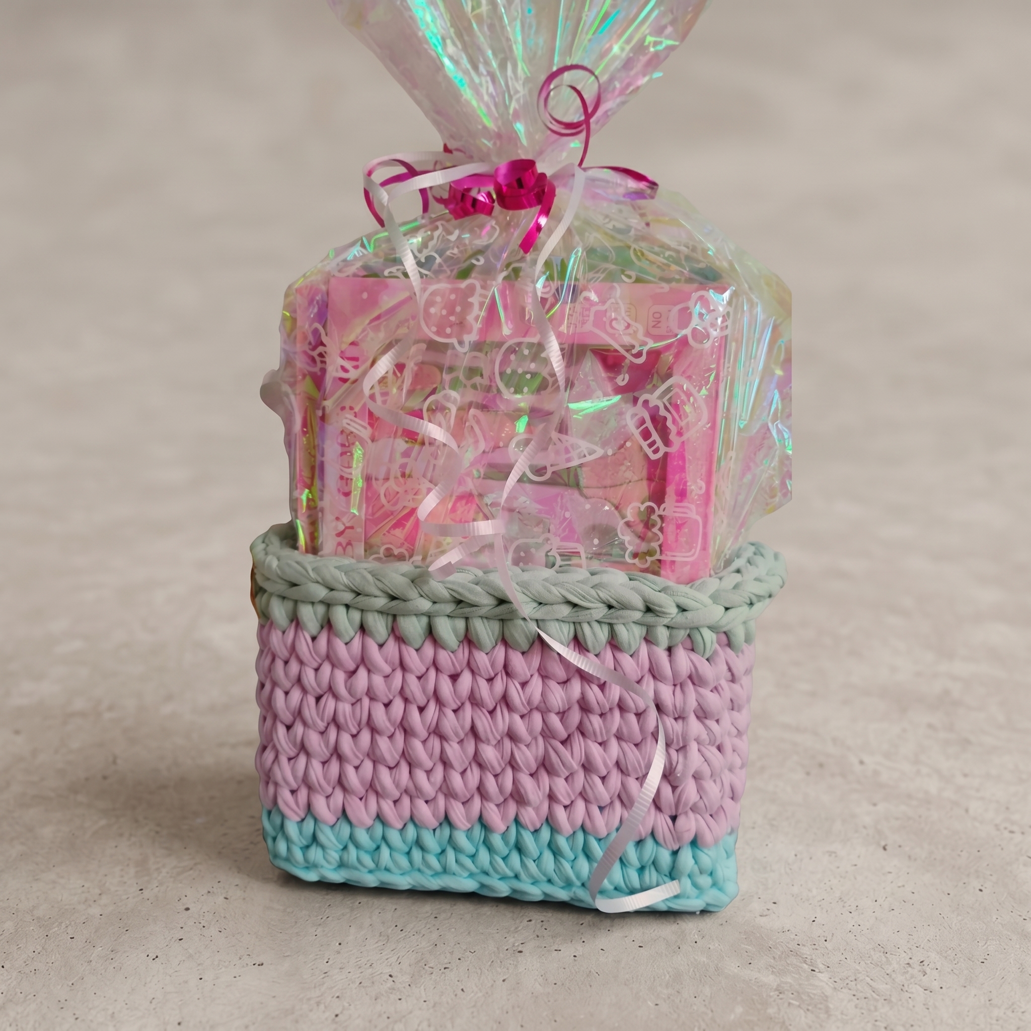 Canasto rectangular de 3 colores verde, rosa y azul tejido a mano