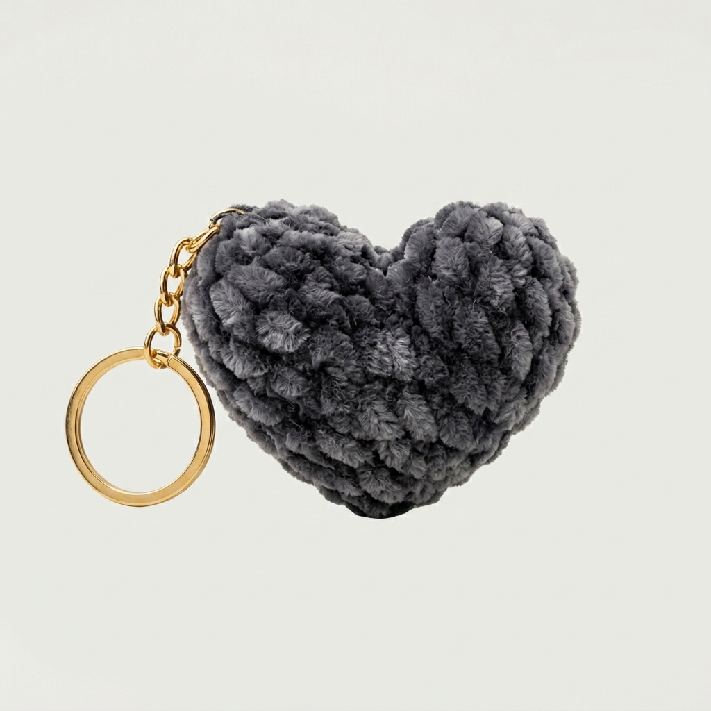 Llavero en forma de corazón de color negro tejido a mano