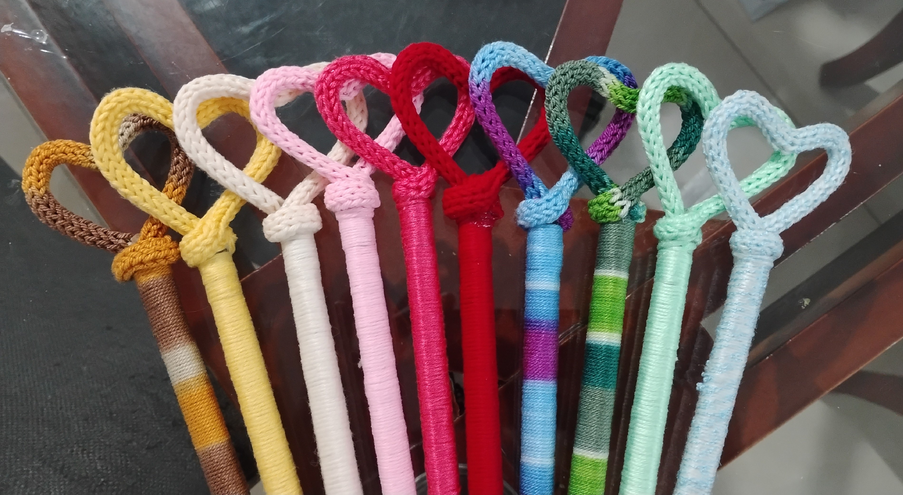 Esferos con forma de corazón de distintos colores tejido a mano