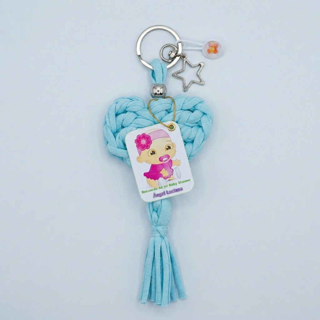Llavero en forma de corazón de color azul plano tejido a mano