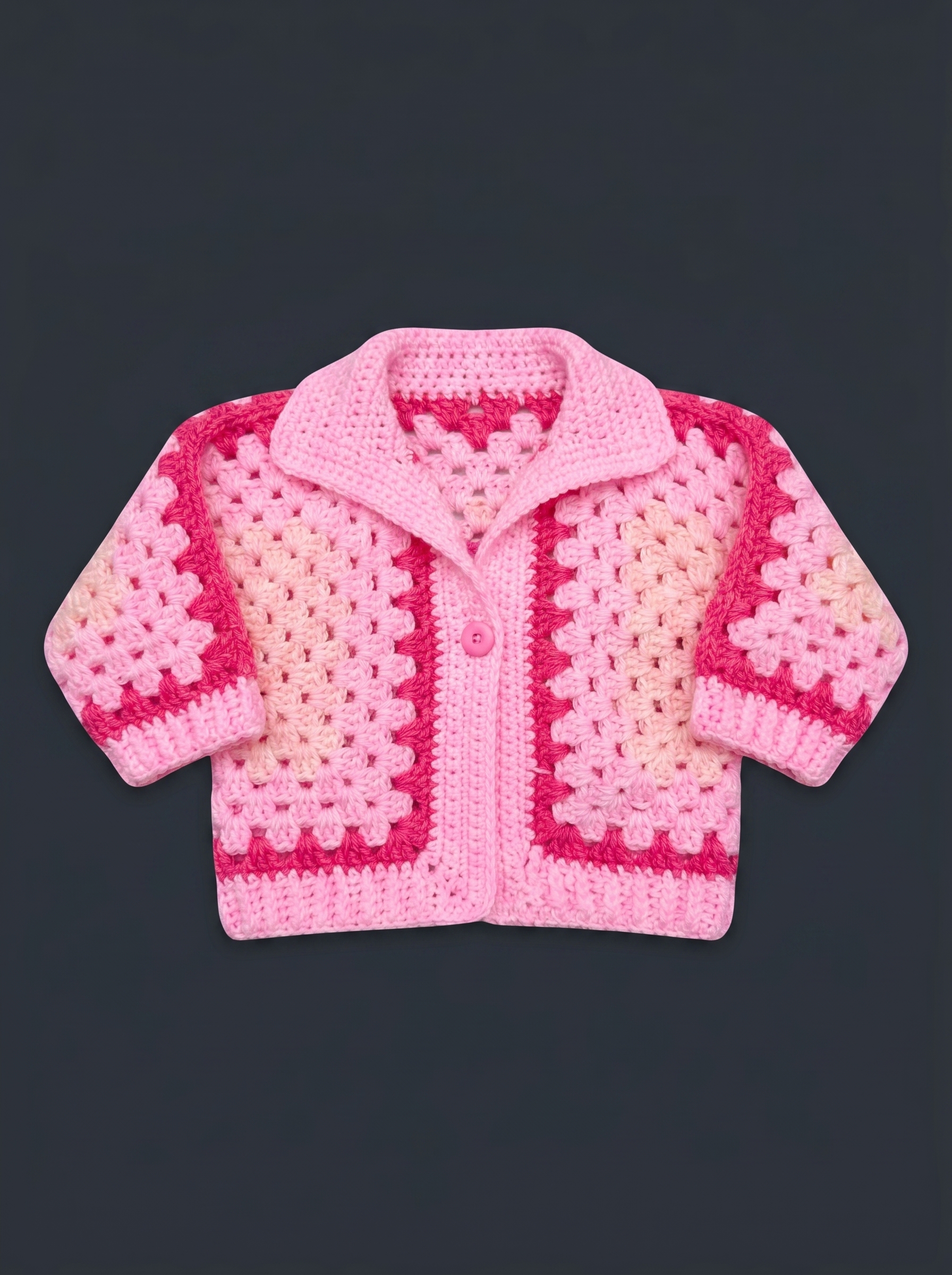 Saco de color rosa para bebe tejido a mano